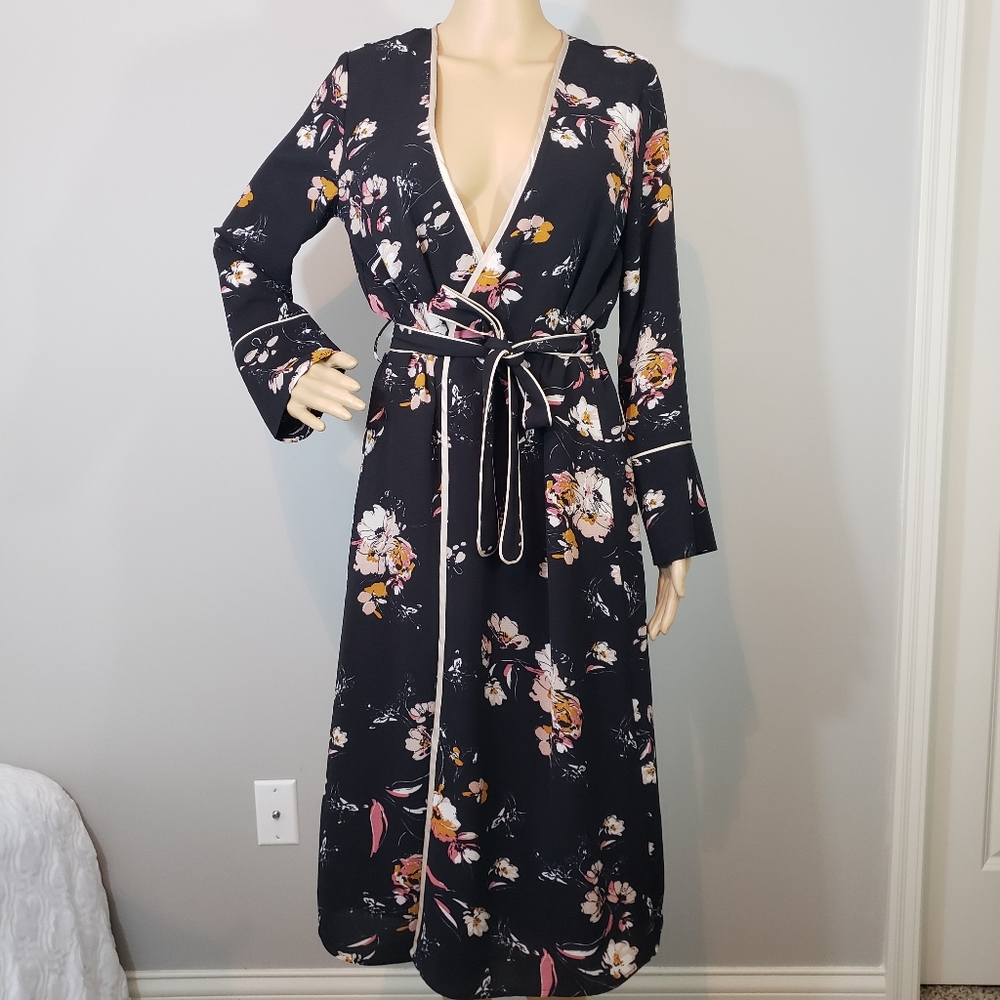 LIKE NEW! SOLITAIRE Floral Long Kimono